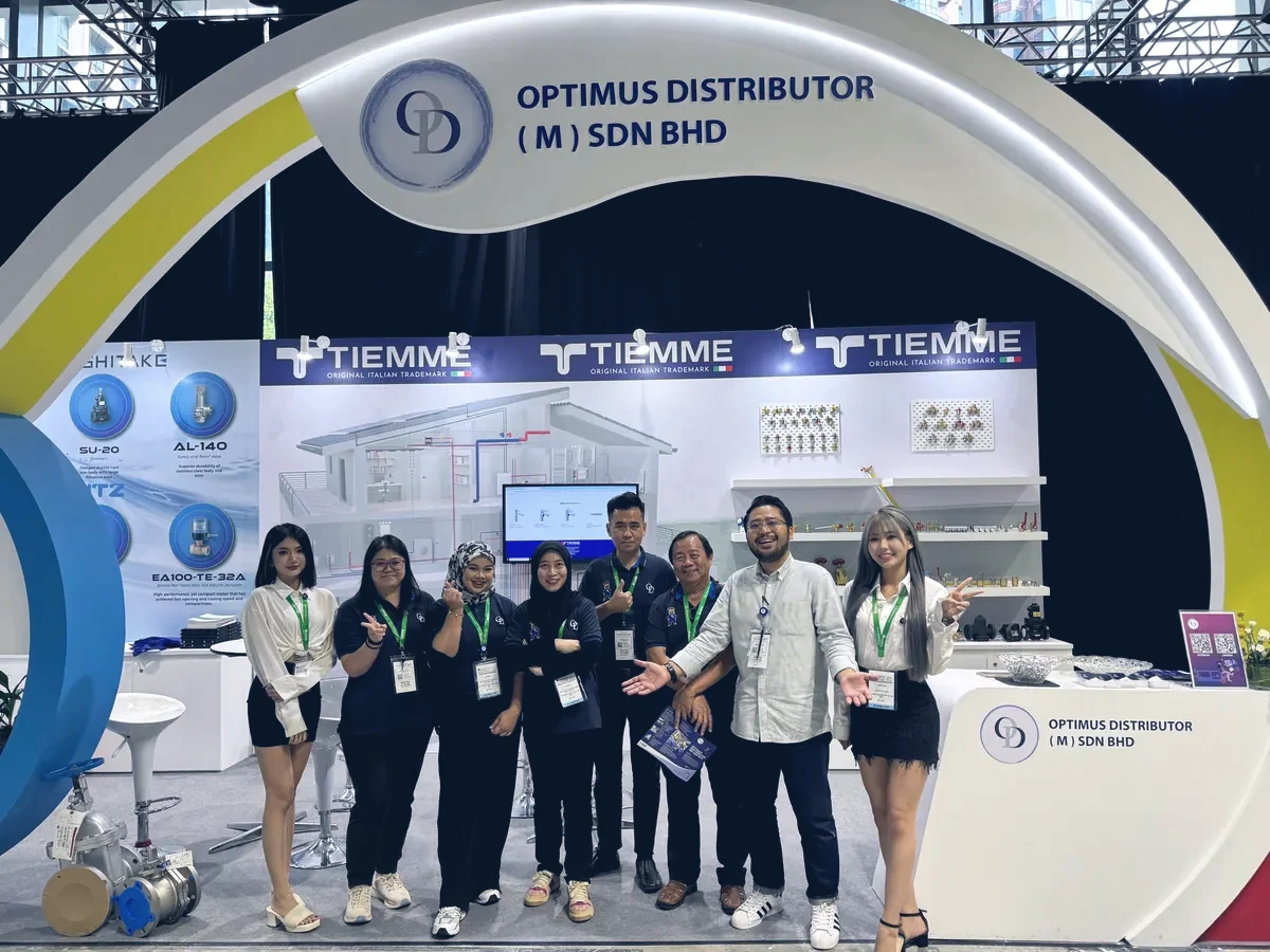 Optimus team at their trade-show booth, built with the Tiemme line on display